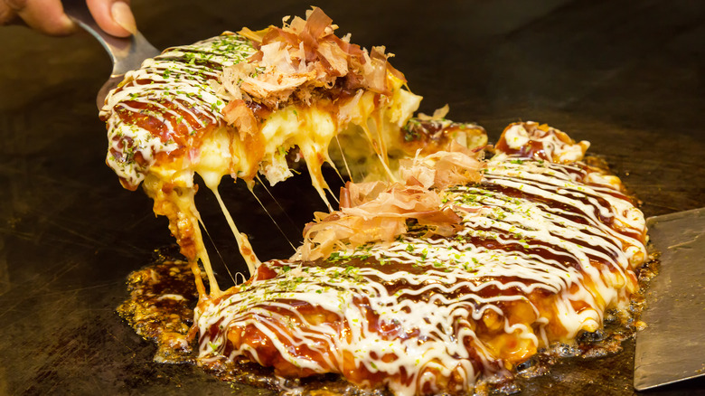 Okonomiyaki sur le gril