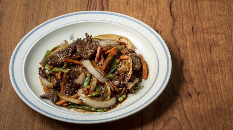 Bœuf et légumes sur assiette blanche 