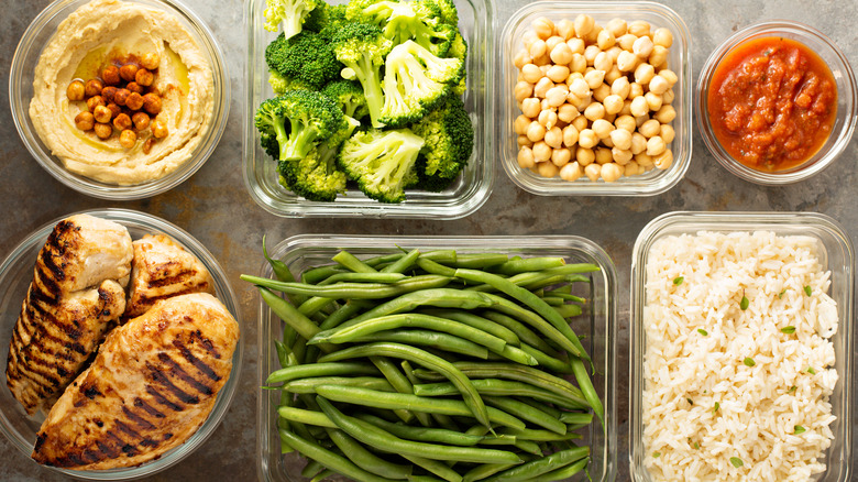 Poulet, pois chiches, brocoli, houmous et haricots verts