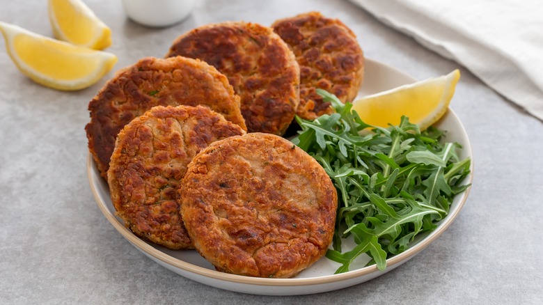 galettes de thon dans un bol