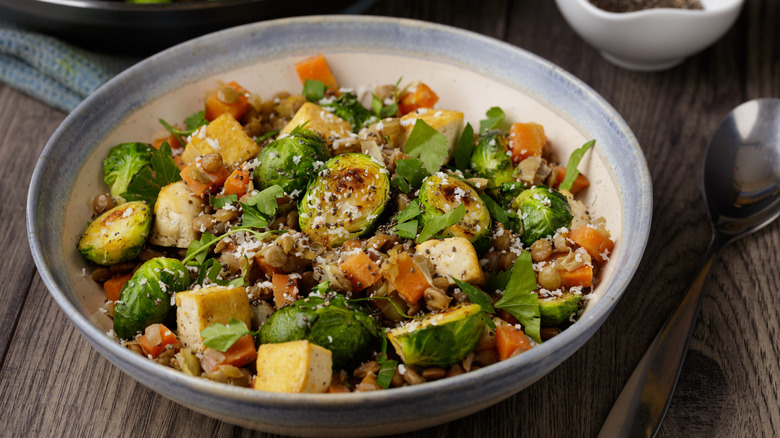 Salade de choux de Bruxelles et quinoa