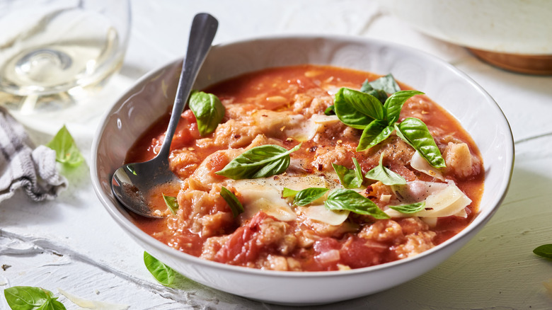 Plat toscan à base de tomates et de basilic