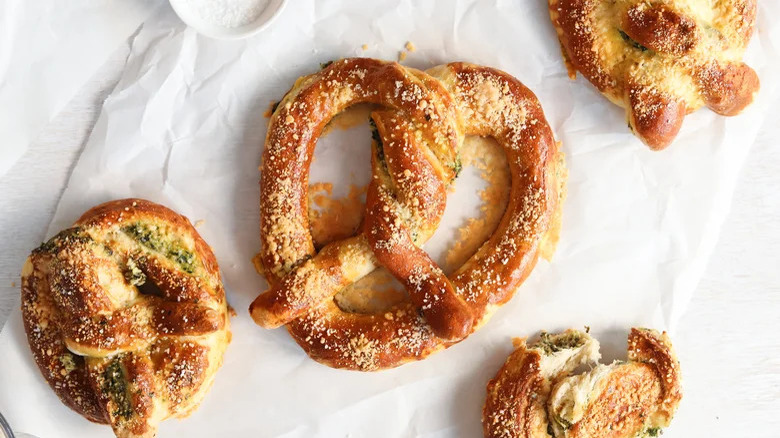 Bretzels torsadés aux épinards