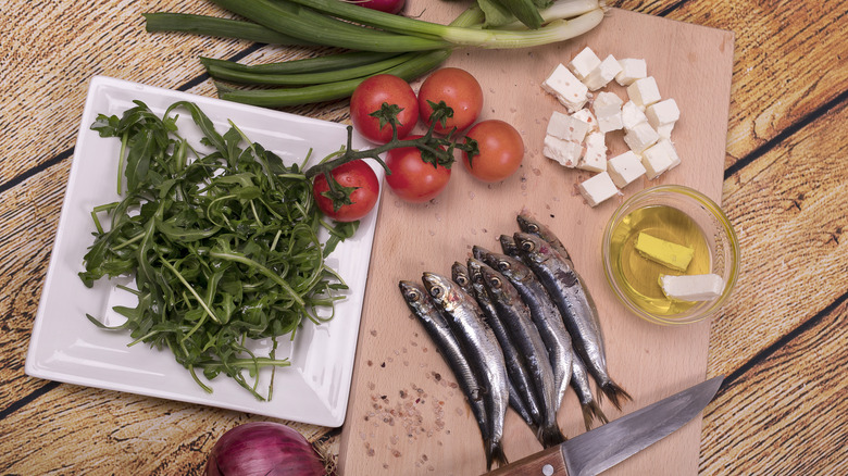 Sardines, feta, roquette et tomates sur la table