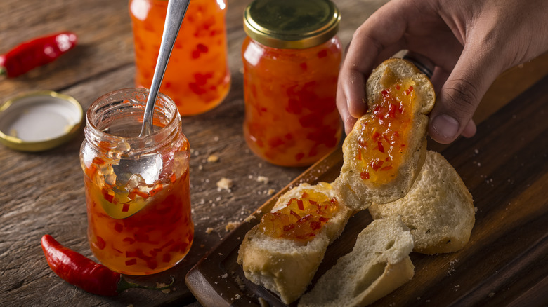 Pot de confiture de poivrons maison