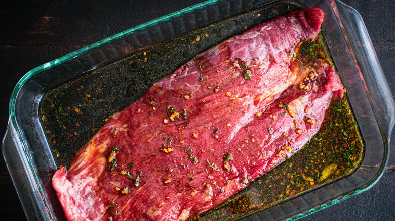 Steak mariné dans un plateau