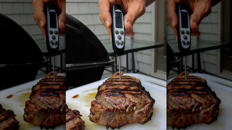 steak avec thermomètre à viande