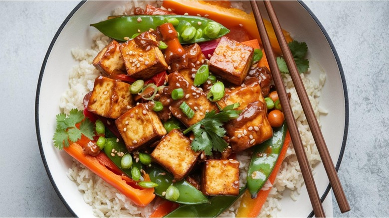 Tofu dans un bol avec du riz