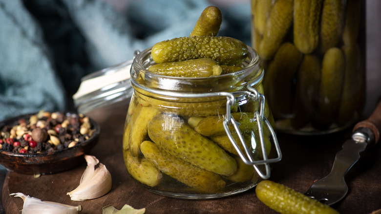 Cornichons dans un bocal en verre