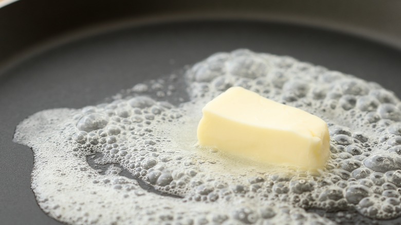 beurre fondant dans une poêle