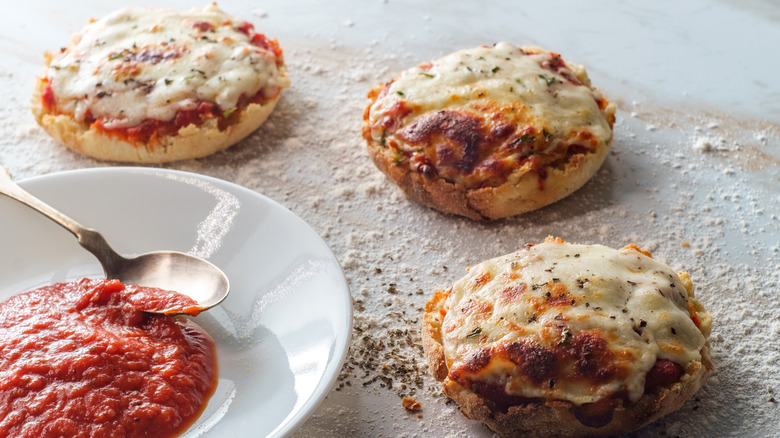 Pizzas aux muffins anglais avec sauce