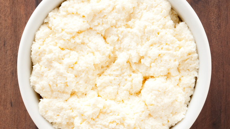 Fromage ricotta dans un bol