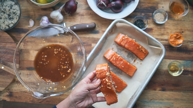 préparation des filets de saumon en marinade