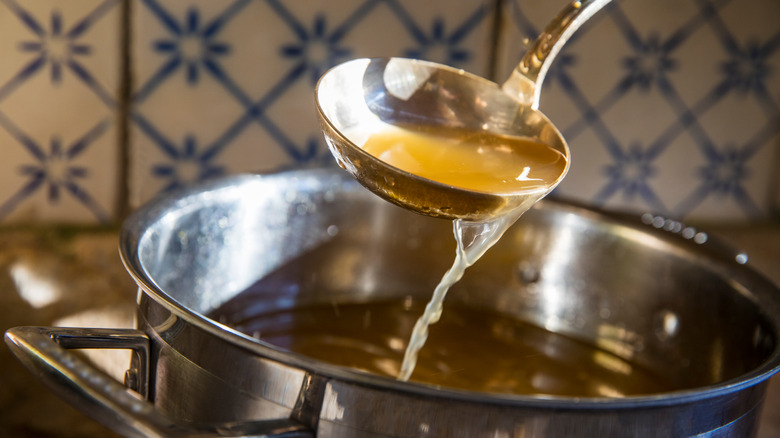 verser une louche sur une casserole de bouillon