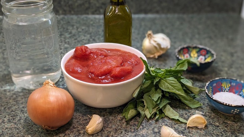 ingrédients de la soupe aux tomates avec de l'eau