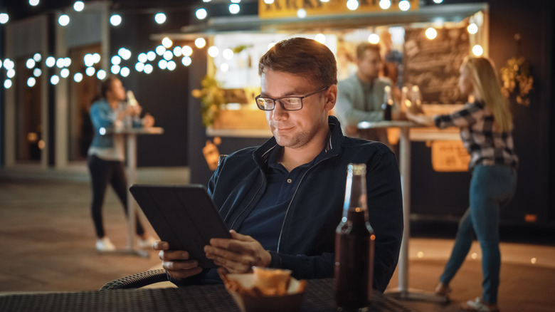 homme sur tablette à côté d'un camion