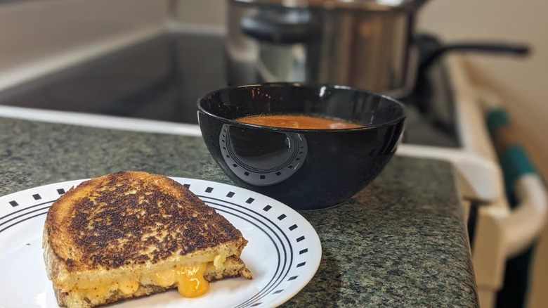 Soupe au fromage grillé et aux tomates