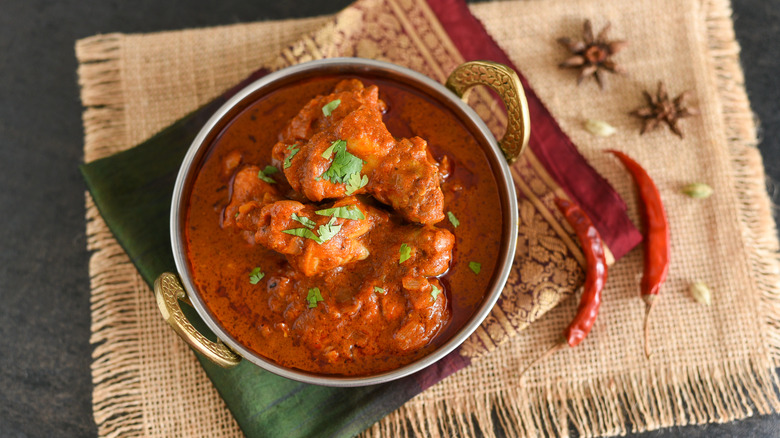 Poulet vindaloo sur nappe