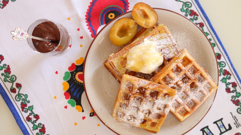 gaufres aux prunes et au beurre