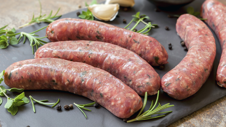 saucisses crues sur une ardoise