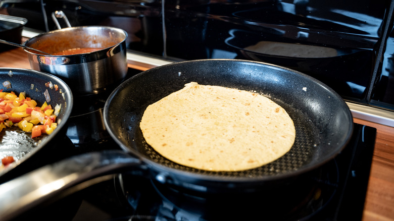 chauffer une tortilla dans une casserole sur la cuisinière