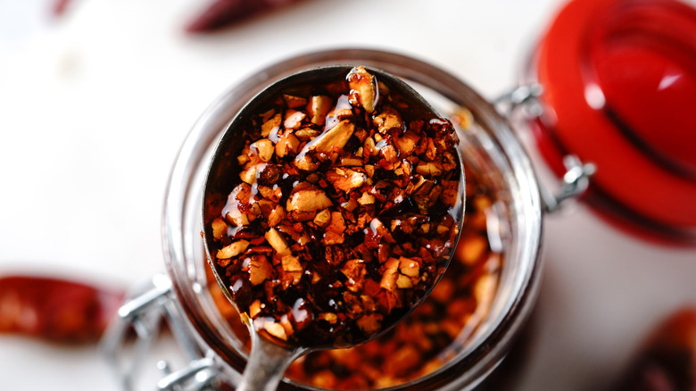 vue de dessus d'un pot avec de l'huile infusée au piment