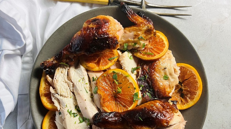 poulet rôti à l'orange sur assiette grise