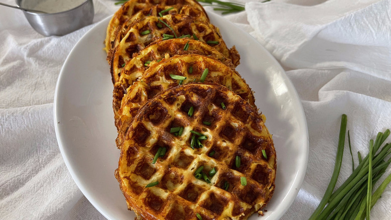 gaufres au fromage sur assiette blanche avec ciboulette