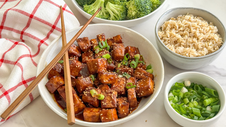 tofu avec riz et brocoli, baguettes