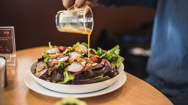 vinaigrette versée sur la salade