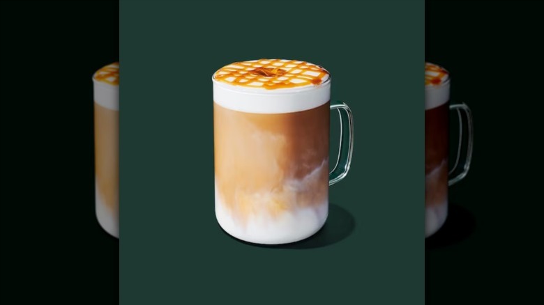 Macchiato au caramel avec gâteau 