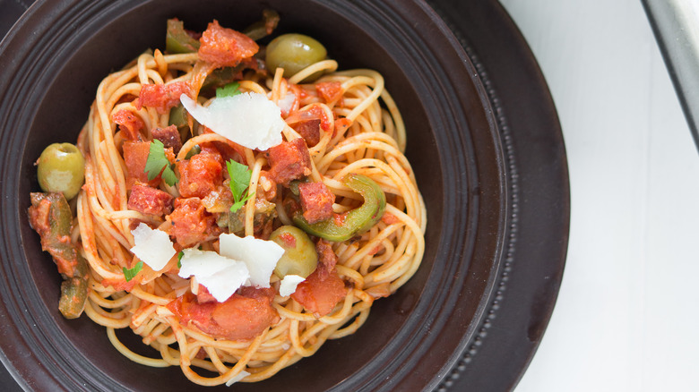 spaghetti dominicain dans un bol