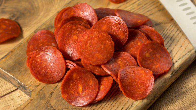 pile de tranches de pepperoni