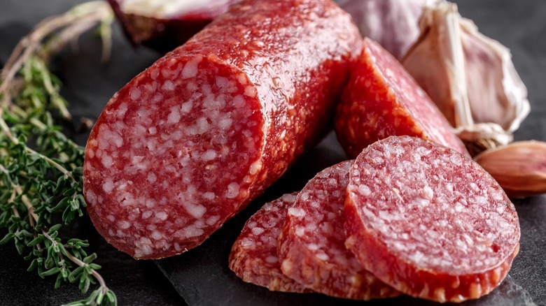 bâtonnet de salami tranché