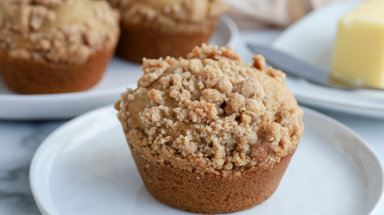 muffin aux miettes de snickerdoodle sur une assiette