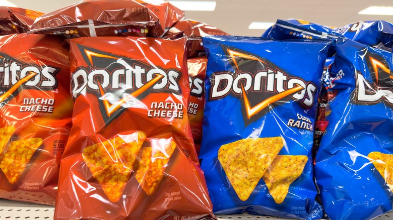 Sacs de Doritos sur une étagère