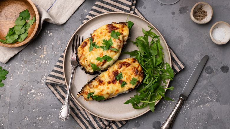 Aubergines farcies à la dinde et au fromage sur assiette