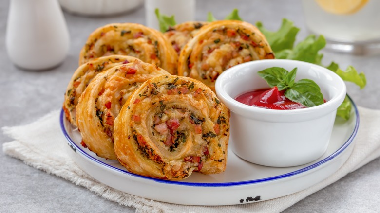 Rouleaux de pizza sur assiette avec trempette