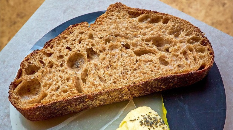 Pain au levain de Silo avec du beurre dans une assiette 