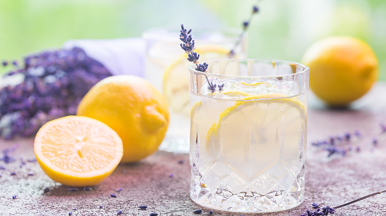 verre frais de limonade à la lavande