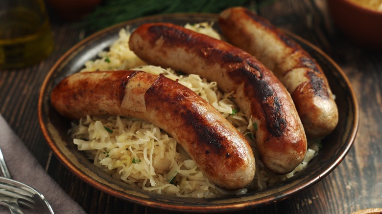 Bratwurst dans une assiette