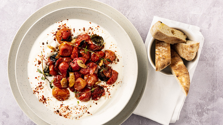 Tomates rôties sur un plat