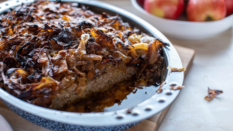 pain de viande dans une poêle avec des pommes