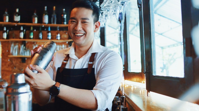 barman secouant un cocktail