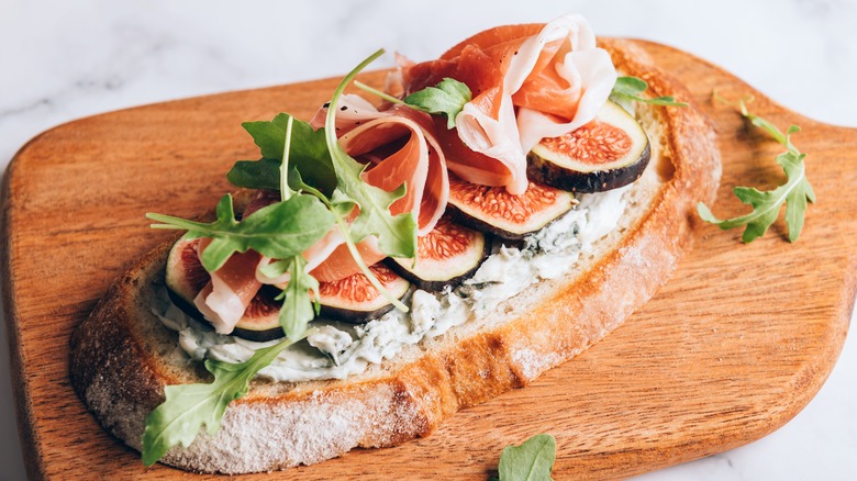 tartinade de fromage bleu sur sandwich