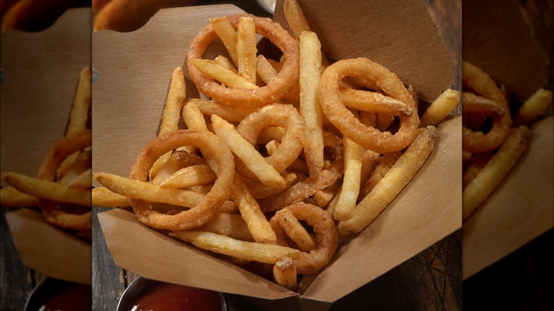 Frites et rondelles d'oignon mélangées