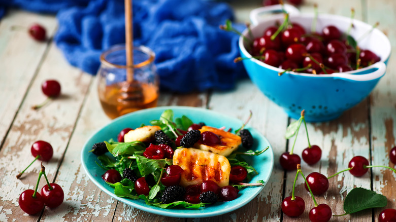 Halloumi op kersen-honingsalade