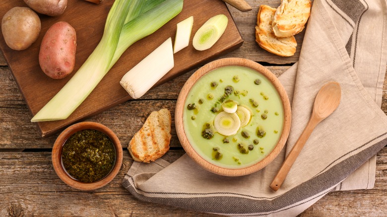 Poireaux, soupe de poireaux, pommes de terre et pain