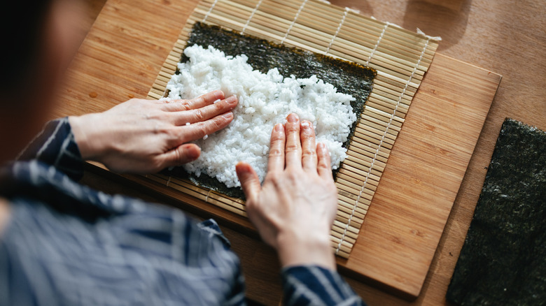 riz à sushi sur tapis