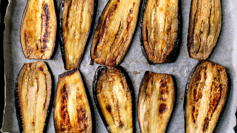 tranches d'aubergines rôties sur papier sulfurisé